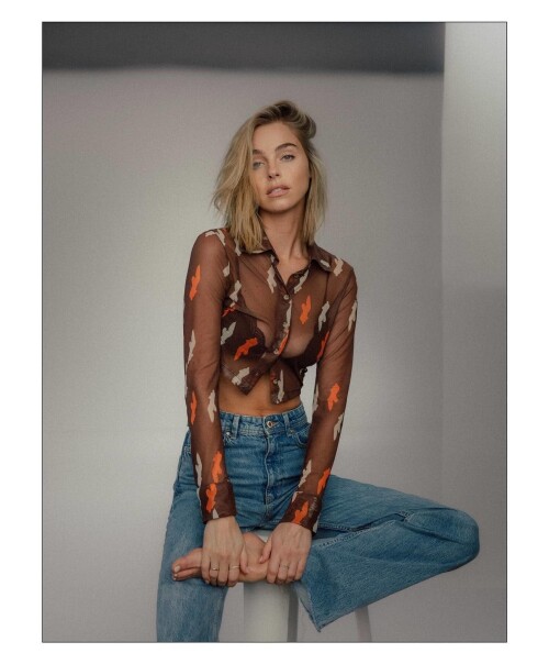Elizabeth Turner2 Feet 6279420