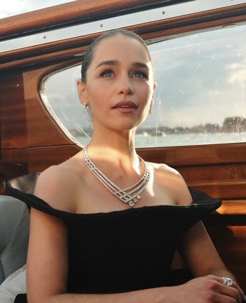 Emilia Clarke R026d6ded41bbda8f7cc