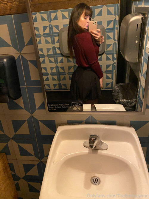 Emily Lynne Pics 1705