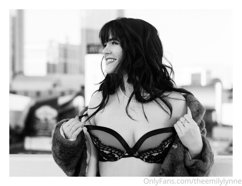 Emily Lynne Pics 3402