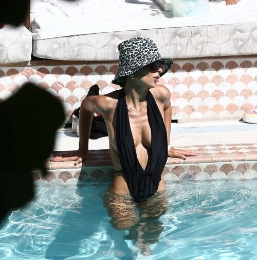 Emily Ratajkowski Sexy 1 22 114bf8da370ddd68b