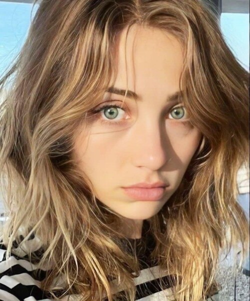 Emily Rudd R0184de7e52ee7bc40a8