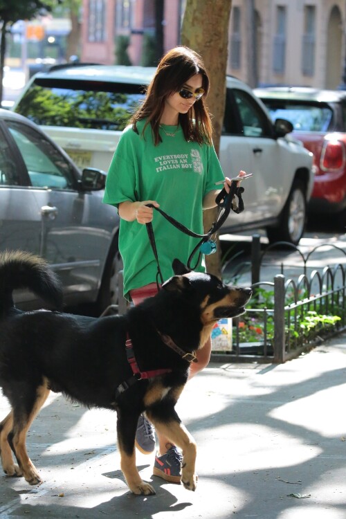 Emily Ratajkowski Out in New York 06 15 2024 10 8c6206926c7c5679