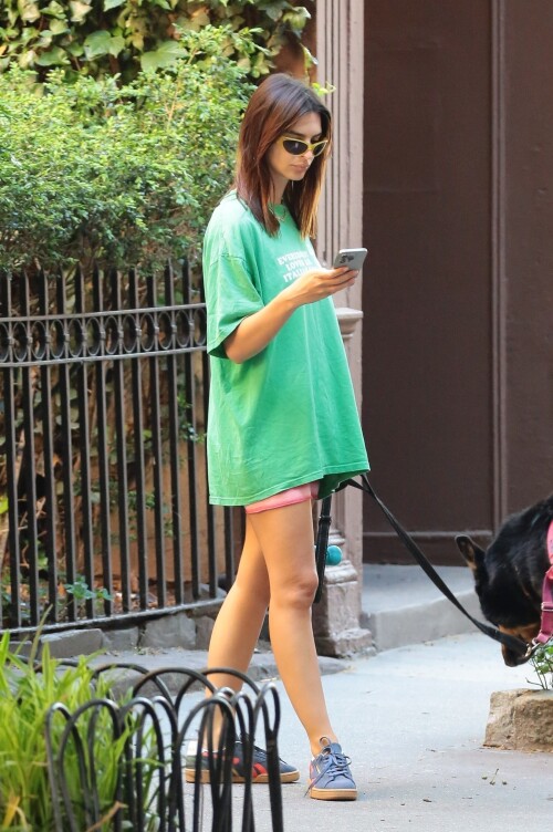 Emily Ratajkowski Out in New York 06 15 2024 12 89d395411d5c80e8