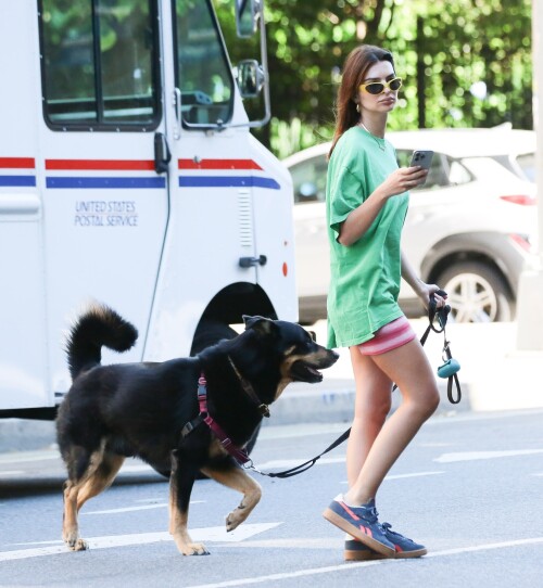 Emily Ratajkowski Out in New York 06 15 2024 14 3a115cd0ac98f9c3