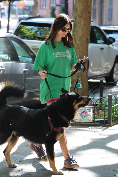 Emily Ratajkowski Out in New York 06 15 2024 15 806a5b1f83b950e0