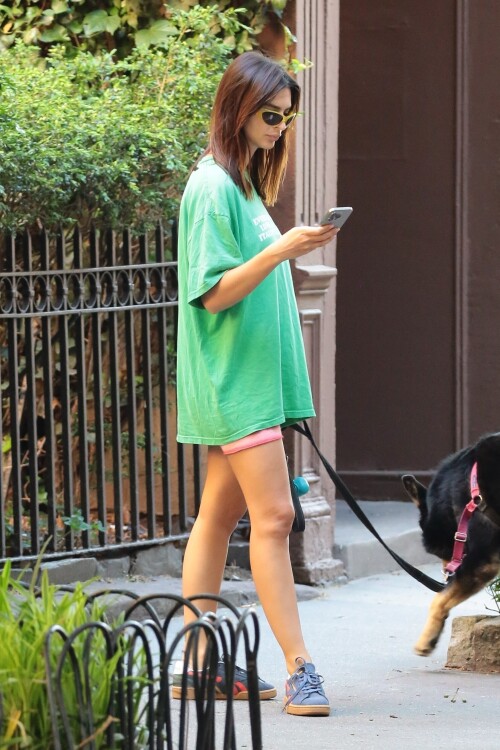Emily Ratajkowski Out in New York 06 15 2024 16 ea82677768ecdca4