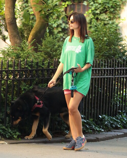 Emily Ratajkowski Out in New York 06 15 2024 4 7bfb16c0e7d25f47