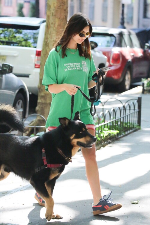 Emily Ratajkowski Out in New York 06 15 2024 7 0a9f9e8d59ac8789