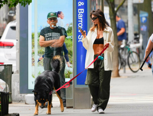 Emily Ratajkowski Out in New York 07 25 2024 10 f3347e7ce0fb99d2