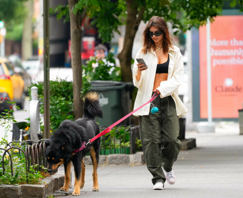 Emily Ratajkowski Out in New York 07 25 2024 14 0236193a014109c3