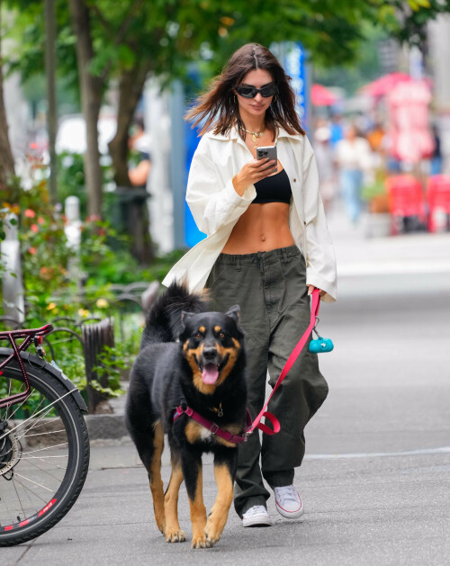 Emily Ratajkowski Out in New York 07 25 2024 19 b6853cd68da09d8b