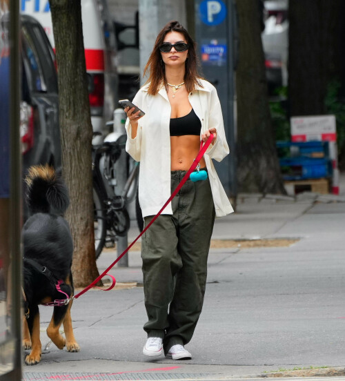 Emily Ratajkowski Out in New York 07 25 2024 1 4f393142aee7419e