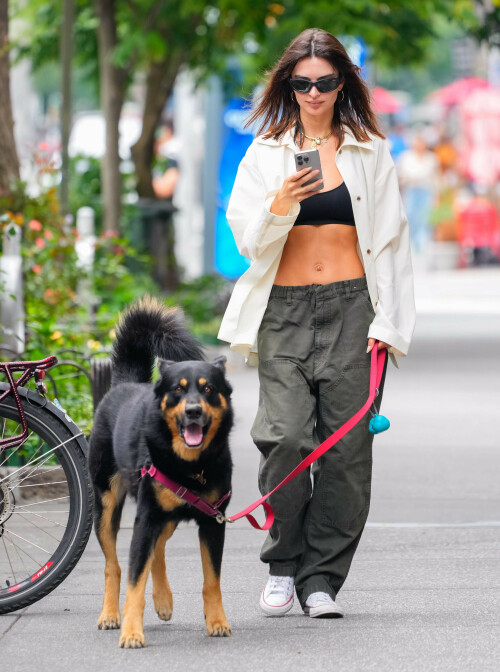 Emily Ratajkowski Out in New York 07 25 2024 21 4f2240c3dfd8a9a2