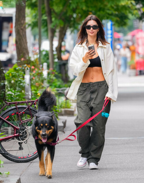 Emily Ratajkowski Out in New York 07 25 2024 29 c7018b54fc15ac91