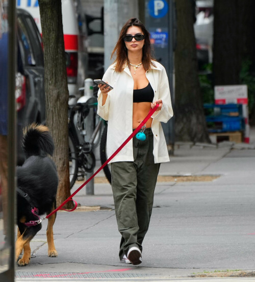 Emily Ratajkowski Out in New York 07 25 2024 2 22abe9804b12b1ec