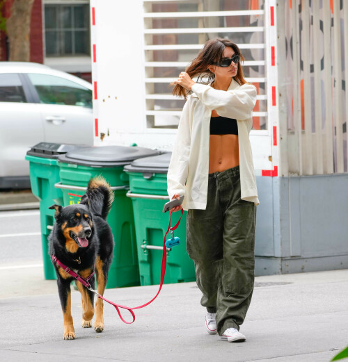 Emily Ratajkowski Out in New York 07 25 2024 30 206c50a6c29d0fbd