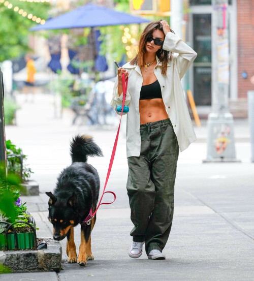 Emily Ratajkowski Out in New York 07 25 2024 32 317e4c33aa7aa313