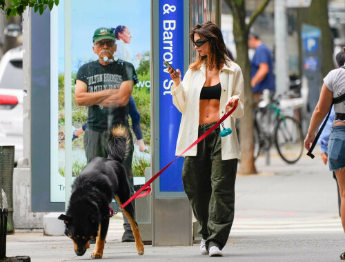Emily Ratajkowski Out in New York 07 25 2024 9 9c91e5e4648f3b33