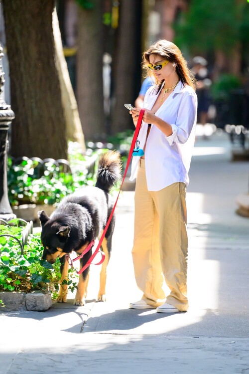 Emily Ratajkowski Out in New York 07 26 2024 22 16b268c94494655a
