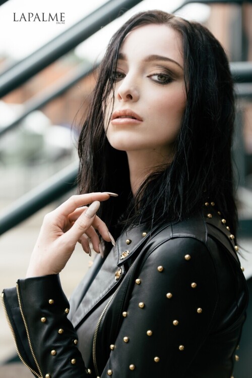 Emma Dumont R0021323c961180063bd