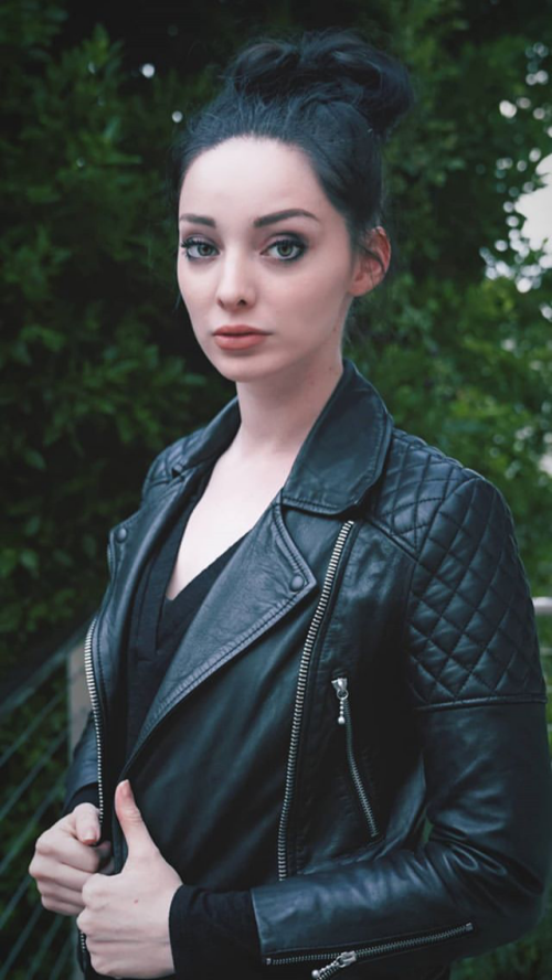 Emma-Dumont-R0053d3469522e868e9c