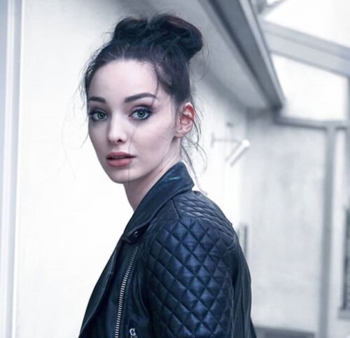 Emma Dumont R0065d7894dbd2026c86