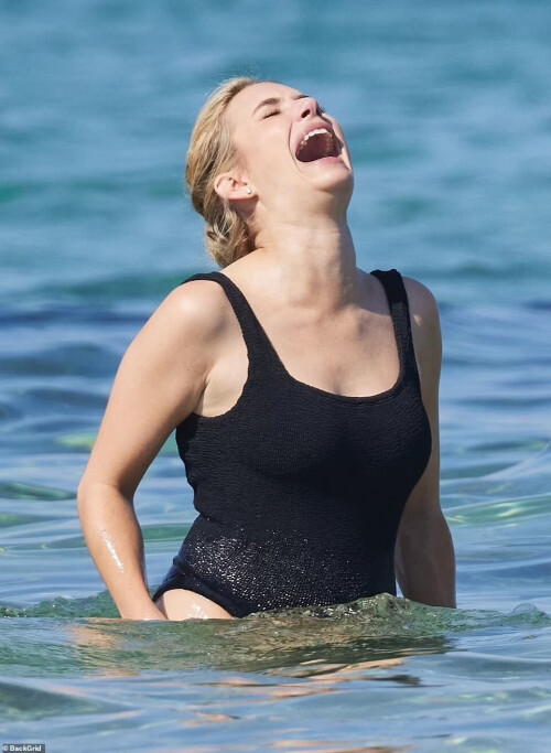 Emma Roberts and Ashley Benson at the Beach Pic 6787eb67249a277a2