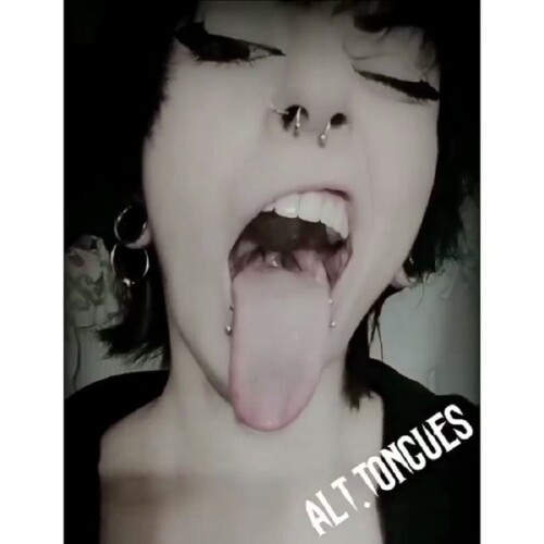 Eva-Long-Tongue--Uvulaa732b5f22c5fced1