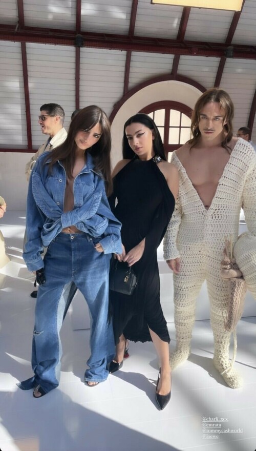 F0606B9F 5849 412F A041 9BD332012C4C