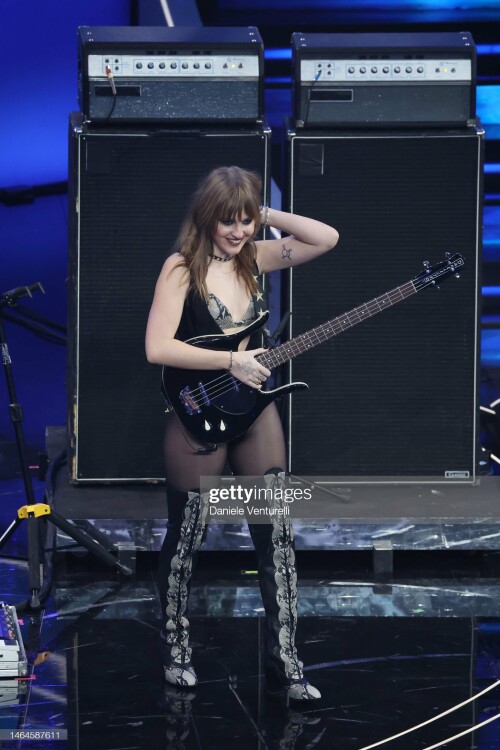 SANREMO, ITALY - FEBRUARY 09: Victoria De Angelis of Maneskin attends the 73rd Sanremo Music Festival 2023 at Teatro Ariston on February 09, 2023 in Sanremo, Italy. (Photo by Daniele Venturelli/Daniele Venturelli/Getty Images )