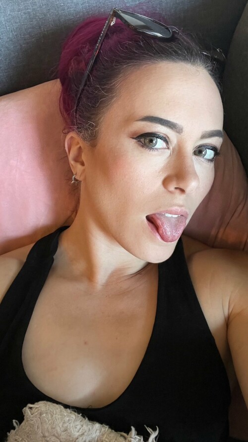 F3iGymIaMAAI yC162514752e921004