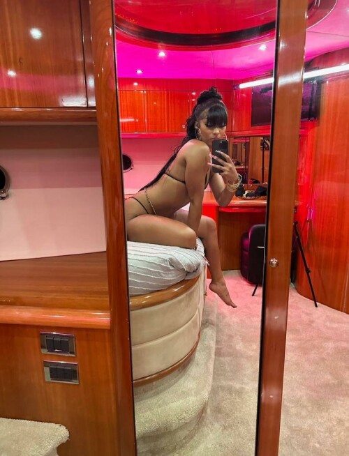 F8a15FxXYAAlmsv4a2b000b59a15a1e