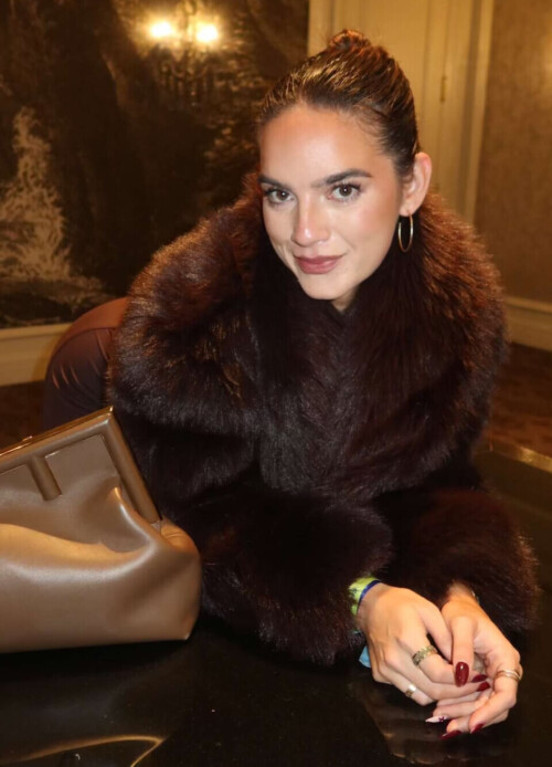 FA906082 8914 45E2 9994 5ECA8979C390cf5724c82cced56e