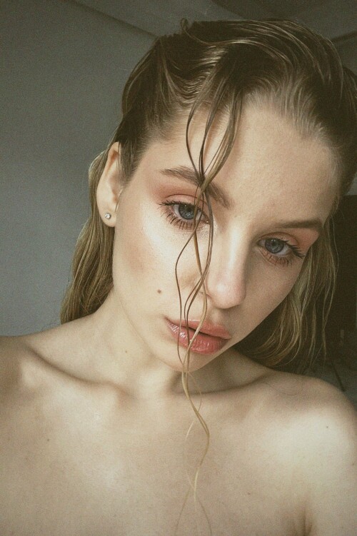 FRx s8LWQAAUf78.jpeg