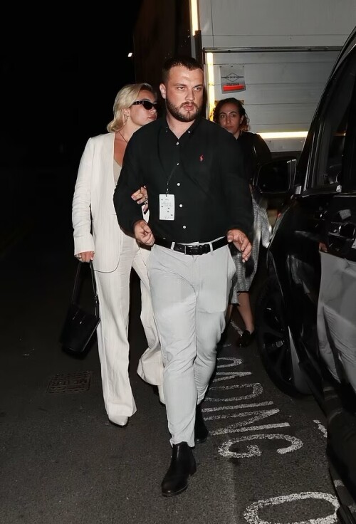 Florence-Pugh-11ac17b676a3599e7