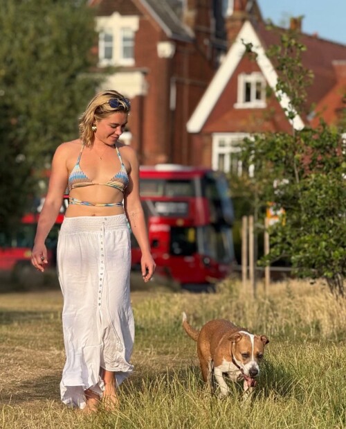 Florence Pugh R030f619415f9aab1b42