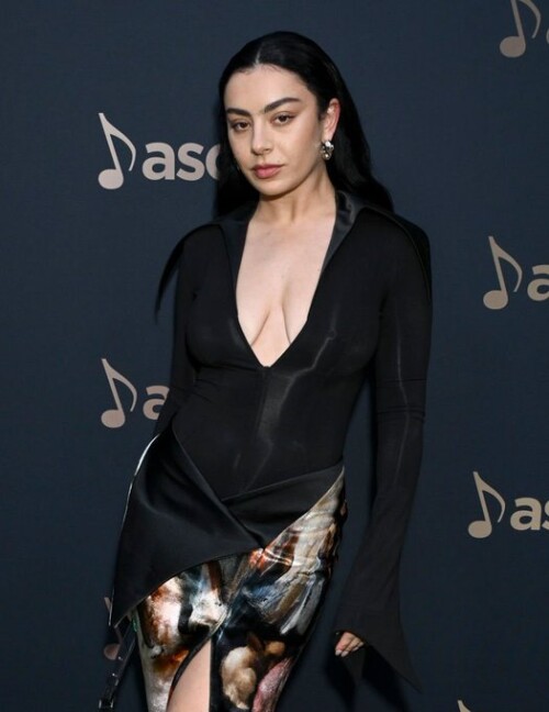 GNHKQyeXsAArCO001eecb4e201e1264