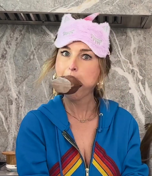 Giada-with-her-mouth-full-101bdb885145a6cd5