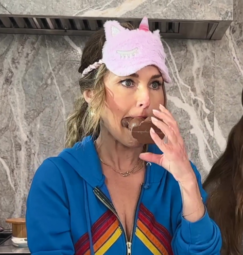 Giada-with-her-mouth-full-212f1ea4d748dd45b