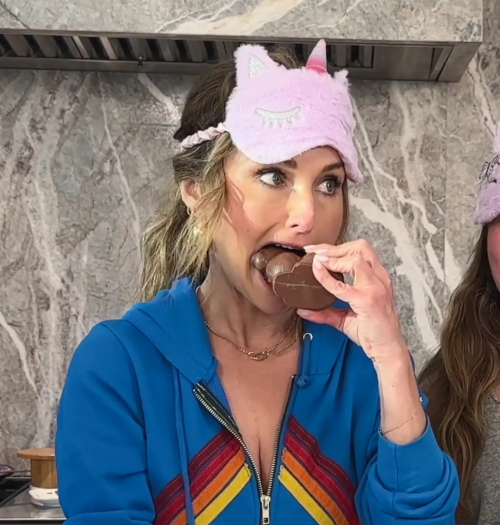 Giada-with-her-mouth-full-4882bb3af45cfaebf