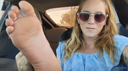 Give me a foot rub during the ride 562151e0e7468bad2