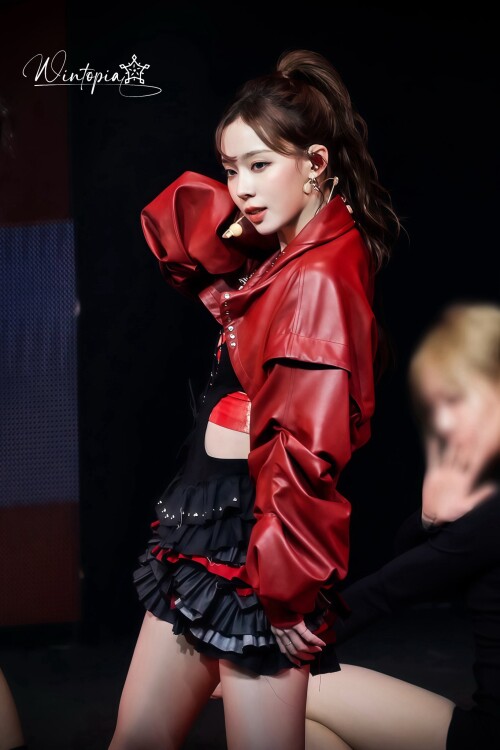 GmbE9B XYAIurOV3d1d4bee2592ae4a