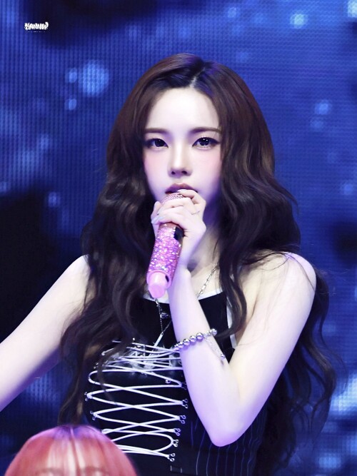 GsIxmnDaIAA 32pc356b707e1d59de3