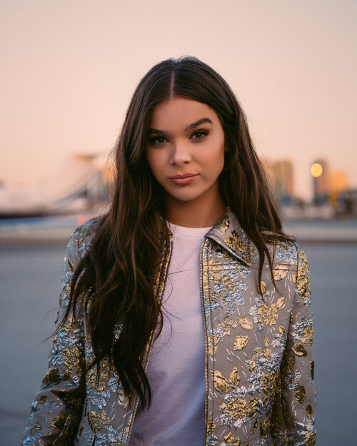 Hailee Steinfeld by Christian Tierney after San Diego Comic Con July 20 2018 042df1c6c96d23eced