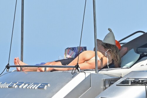 Heidi_Klum_in_Bikini_on_a_yacht_in_the_South_of_France_05-30-2023__2_b265da508bc3bd8bec6860a8605d865a