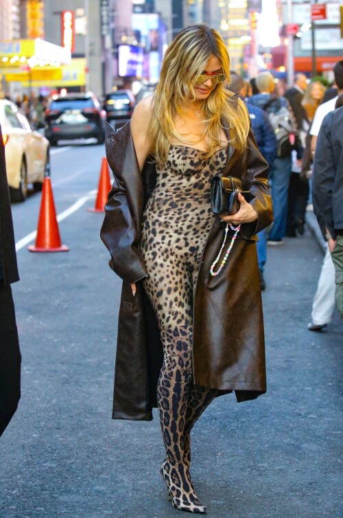 Heidi_Klum_out_in_New_York_04-23-2025__3_4d57dda5115477c3