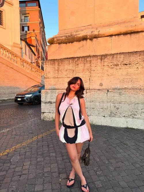 Hi-this-is-me-taking-as-many-instagram-pictures-as-I-can-in-public-w-a-whole-crowd-Thank-you-1a09e8fb29efb8f57
