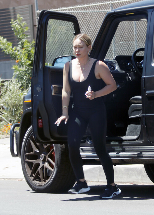 Hilary Duff Heads to a park after a workout in Los Angeles 07 14 2023 5 bbadef7cfa5b7e0c