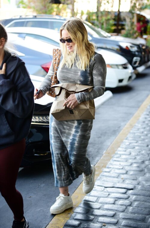 Hilary Duff Out in Los Angeles 10 11 2023 7 Z4ZSeb9ce095662a3da0